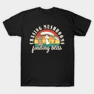 Retro Mushroom Hunter Foraging Mushrooms T-Shirt